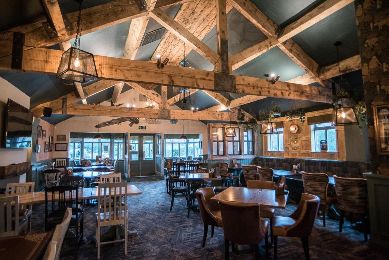 Cat & Lion Country Pub And Hotel Warrington  Exterior foto